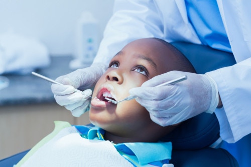 歯科治療を受ける子供