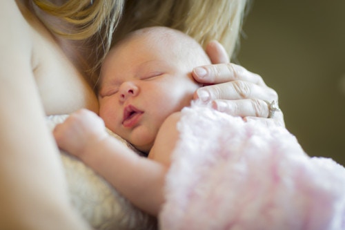 新生児月経 新生児帯下とは 女の子の赤ちゃんに生理やおりもの 原因 症状 対処法まとめ ママリ