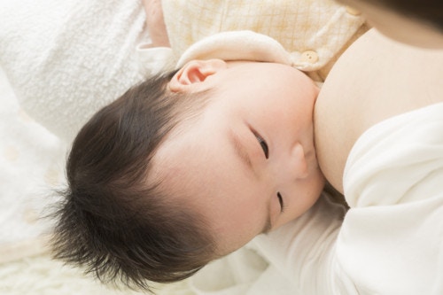 2ページ目 新生児の母乳量の目安は 授乳間隔と飲みすぎる原因について ママリ