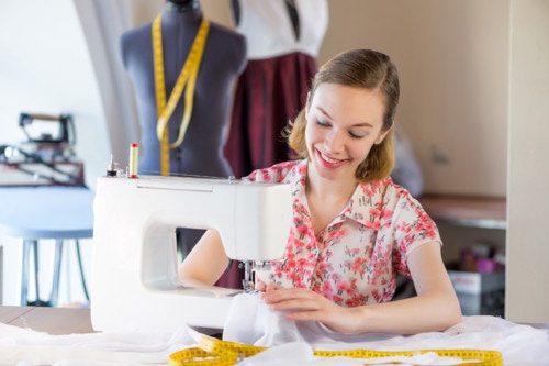 裁縫をする女性