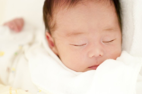 医療監修 新生児の呼吸が荒いときに考えられる原因や病気 受診の目安 ママリ