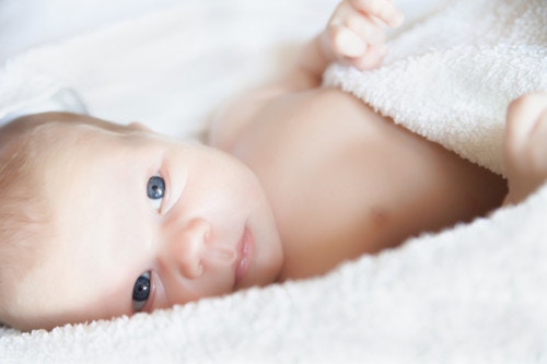 新生児が夜に寝ない理由は 昼夜逆転の原因と対策 ママリ