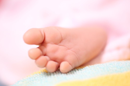 赤ちゃんの手足が冷たいときに病気の可能性があるケース