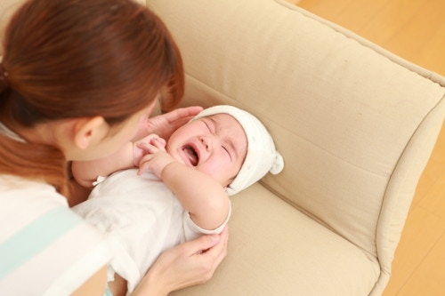 【医療監修】予防接種後に赤ちゃんが熱を出すのは副反応？発熱への対処法と注意点 [ママリ]
