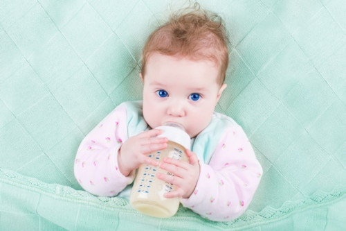 離乳開始１ヶ月後に母乳とミルクの量を調節、食事の回数を2回に増やす