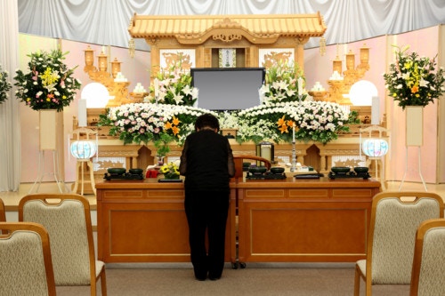 妊婦さんがお葬式に参列する時のマナーって 注意点や喪服 靴などの服装まとめ ママリ