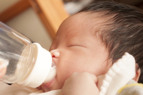 赤ちゃんが哺乳瓶を嫌がるのはなぜ 飲まないその理由と対策をご紹介します ママリ