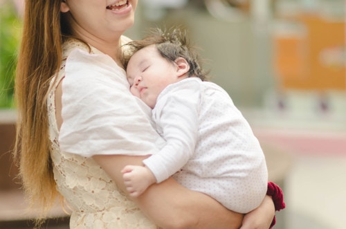 赤ちゃん　抱きしめる　日本人
