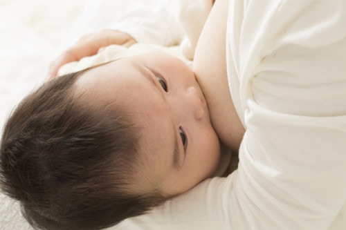 母乳育児あるある ママを悩ます頻回授乳の乗り越え方を教えて ママリ 母乳育児あるある ママを悩ます頻回授乳の乗り越え方を教えて ママリ