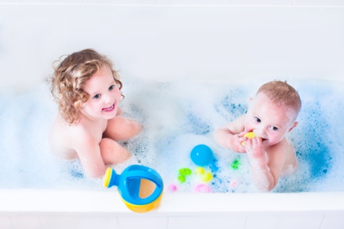お風呂での赤ちゃんとのスキンシップに使えるおもちゃを年齢別にご紹介 口コミで人気のおすすめ商品一覧 ママリ