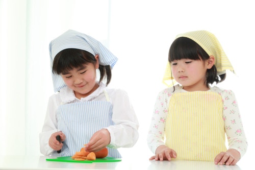 子供の習い事は子供料理教室がおすすめ メリット デメリットは 体験談とおすすめの人気教室7選 ママリ