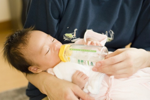 赤ちゃんのミルク どのくらい飲ませればいい 月齢ごとの目安と離乳食に合わせた飲ませ方 ママリ