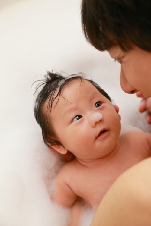 新生児の沐浴の時間帯はいつがいいの 毎日入れるべき 手順や方法まとめ ママリ