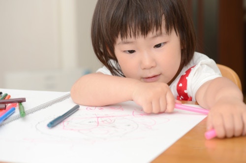 2歳児の特徴って どんな習い事が向いているの 2歳児から始められる習い事10選 ママリ