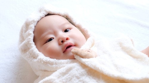 生後4ヶ月の赤ちゃんの特徴は 身長と体重 発達の様子 ママリ