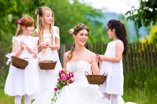 結婚式の時は0歳～1歳の女の子にかわいいベビードレスを着せよう！おすすめ商品5選 [ママリ]