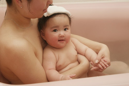 生後1ヶ月の赤ちゃんはお風呂に毎日入れる お風呂の入れ方と注意点 ママリ