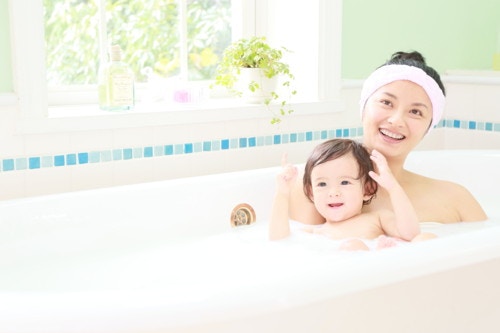 2ページ目 生後1ヶ月の赤ちゃんはお風呂に毎日入れる お風呂の入れ方と注意点 ママリ