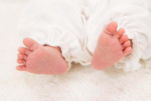 2ページ目 赤ちゃんの手足が冷たい原因は 熱がある時は 対処法や体験談もご紹介 ママリ