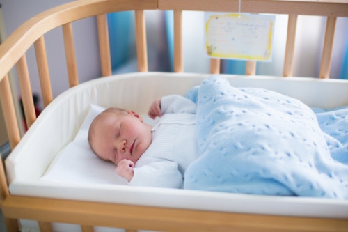 生後1 2 3ヶ月の赤ちゃんの睡眠時間はどのくらい 昼と夜のどちらが長い ママリ