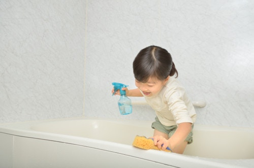鏡の水垢はどうやって落とす ウロコの対策方法と便利グッズをご紹介 ママリ 鏡の水垢はどうやって落とす ウロコの対策方法と便利グッズをご紹介 ママリ