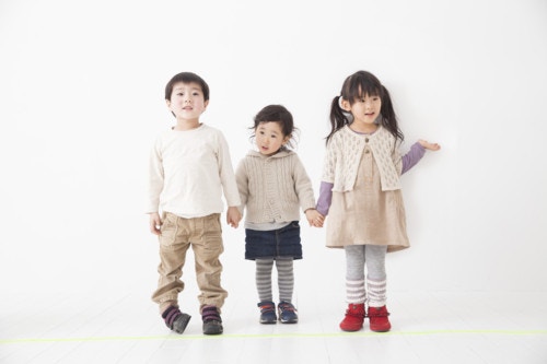 子供　日本　並ぶ