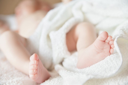 生後1ヶ月の赤ちゃんの成長の様子と子育ての知識 ママリ 生後1ヶ月の赤ちゃんの成長の様子と子育ての知識 ママリ