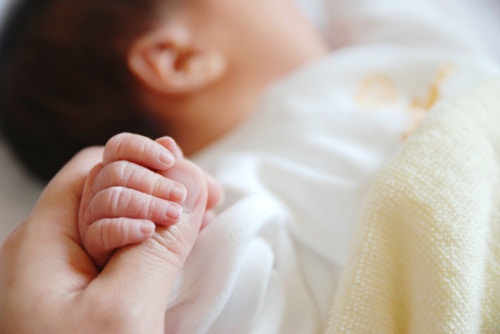 赤ちゃんは怒った顔より 無表情 を怖がる 本から見つけた意外な事実 ママリ 赤ちゃんは怒った顔より 無表情 を怖がる 本から見つけた意外な事実 ママリ