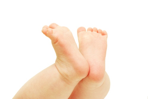 赤ちゃんの手足が冷たい原因は 熱がある時は 対処法や体験談もご紹介 ママリ
