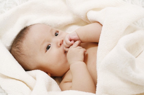 赤ちゃんの手足が冷たい原因は 熱がある時は 対処法や体験談もご紹介 ママリ