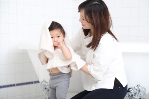 医療監修 予防接種後に赤ちゃんが熱を出すのは副反応 発熱への対処法と注意点 ママリ