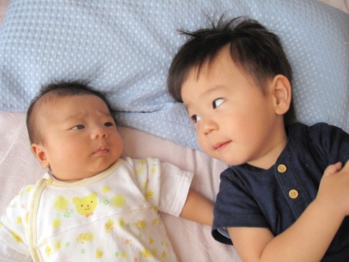 2人育児最初の関門 上の子の赤ちゃん返りはどう対応するのが正解 ママリ 2人育児最初の関門 上の子の赤ちゃん返りはどう対応するのが正解 ママリ