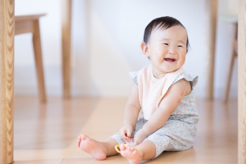 赤ちゃん　笑顔　日本人