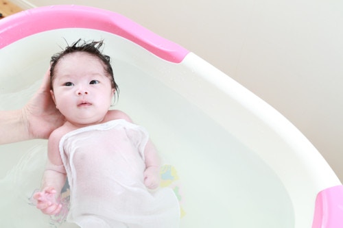 新生児の赤ちゃん お風呂での注意点と必要なもの ベビーバスや沐浴剤などが便利 ママリ