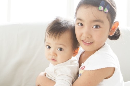 上の子の赤ちゃん返りがつらい ママたちから共感の声が続出 ママリ 上の子の赤ちゃん返りがつらい ママたちから共感の声が続出 ママリ