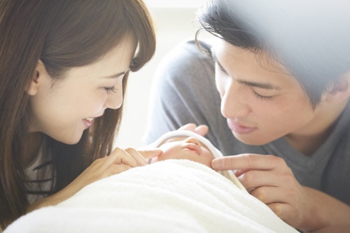 夫婦　日本人　赤ちゃん　子育て