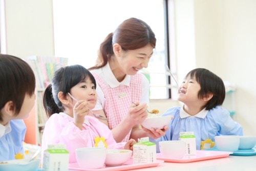 1歳のわが子 手づかみ食べをしません これって大丈夫なのでしょうか 焦っています ママリ