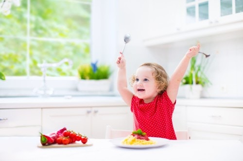 離乳食を食べてくれない こうしたら集中して食べるようになった アイデア5選 ママリ