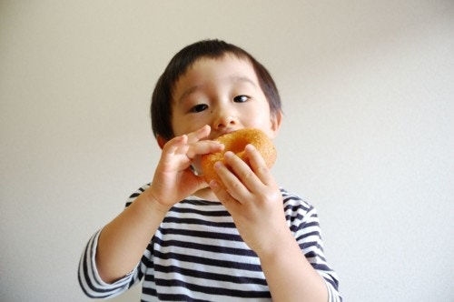 ママが小さい子に お菓子を与えているのを見ました 子供にはいつからあげてok ママリ ママが小さい子に お菓子を与えているのを見ました 子供にはいつからあげてok ママリ