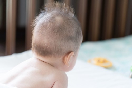 赤ちゃんの髪がボンバーヘア このまま放置でも大丈夫 いつおさまるの 対処法は ママリ