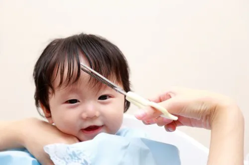 赤ちゃんの髪がボンバーヘア このまま放置でも大丈夫 いつおさまるの 対処法は ママリ