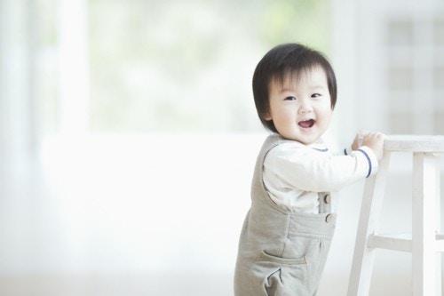 つかまり立ち 伝い歩きをするようになったわが子 独り歩きをするのはいつ ママリ つかまり立ち 伝い歩きをするようになったわが子 独り歩きをするのはいつ ママリ