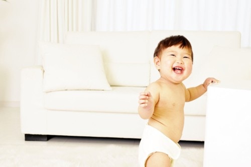 つかまり立ち 伝い歩きをするようになったわが子 独り歩きをするのはいつ ママリ つかまり立ち 伝い歩きをするようになったわが子 独り歩きをするのはいつ ママリ