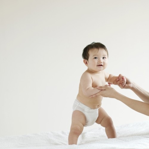 つかまり立ち 伝い歩きをするようになったわが子 独り歩きをするのはいつ ママリ つかまり立ち 伝い歩きをするようになったわが子 独り歩きをするのはいつ ママリ