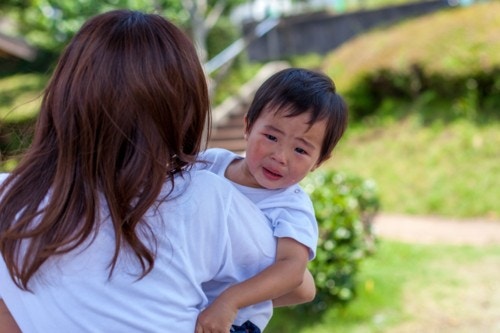 1歳児のかんしゃく みんなはどう対処している 専門家への相談はすべき ママリ 1歳児のかんしゃく みんなはどう対処している 専門家への相談はすべき ママリ