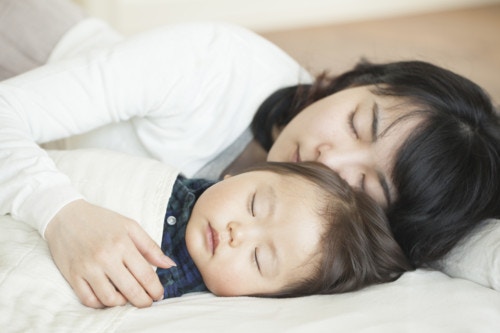 2ページ目 1歳で抱っこの寝かしつけを卒業するには 先輩ママのアドバイス ママリ 2ページ目 1歳で抱っこの寝かしつけを卒業するには 先輩ママのアドバイス ママリ