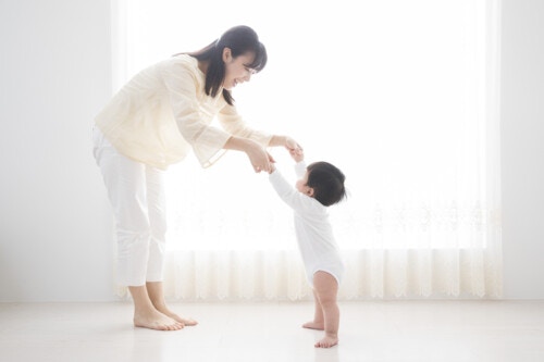 1歳児と何して遊ぶ 室内 室外の場所別 おすすめの遊び方 ママリ 1歳児と何して遊ぶ 室内 室外の場所別 おすすめの遊び方 ママリ