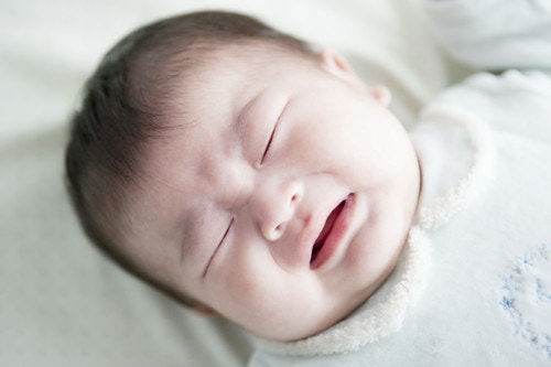夜泣きとは 赤ちゃんの夜泣きはいつからか 原因と対策を紹介 ママリ