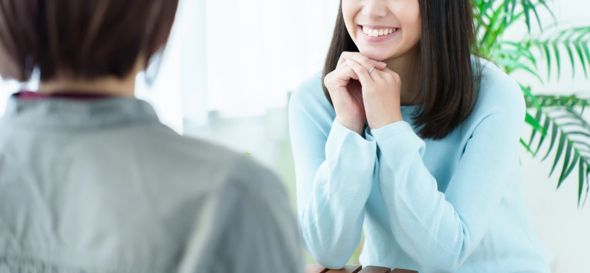　女性　親友　カフェ　