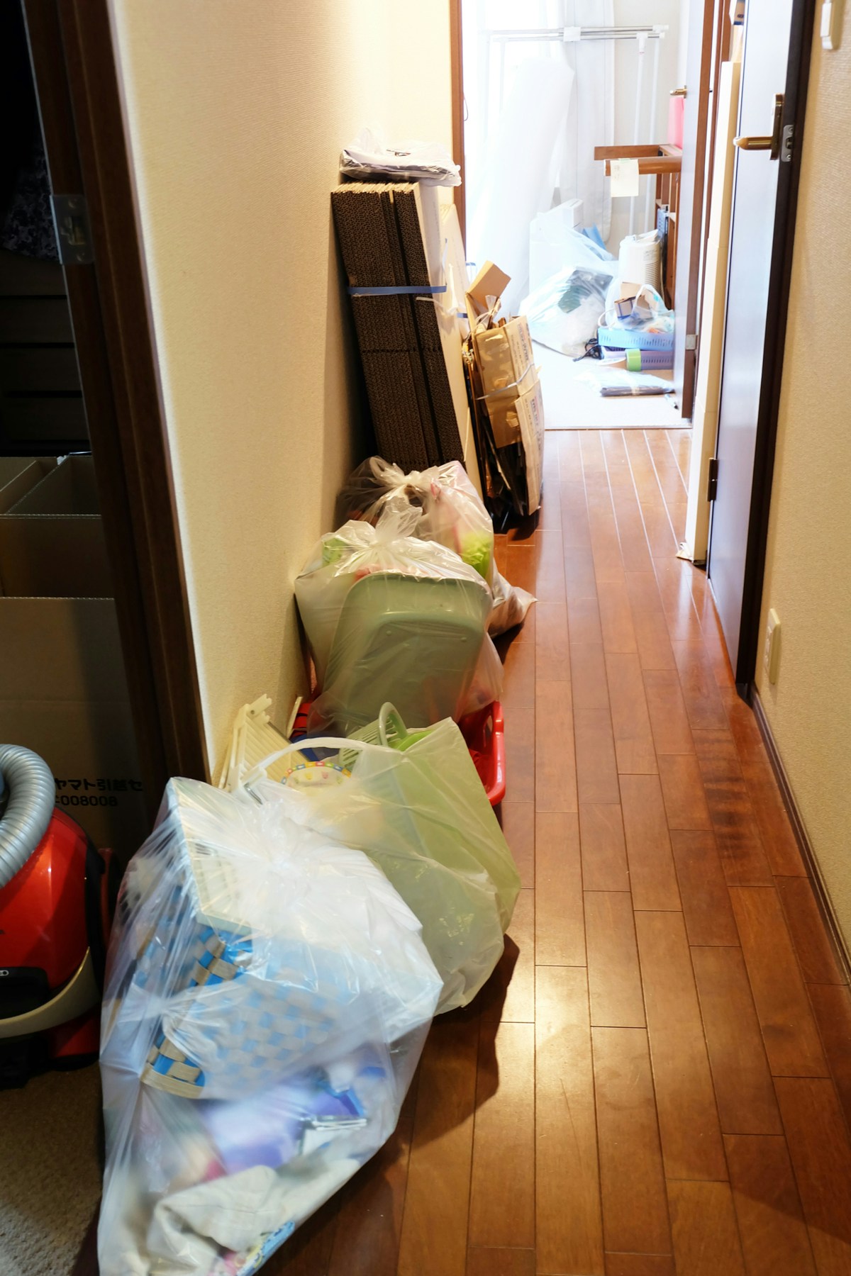 ダンボール　家　片付け　ゴミ　廊下